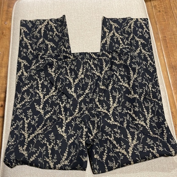 Ann Taylor Black with Biege Floral Print Side Zip Straight Leg Pants - EUC - Picture 4 of 6